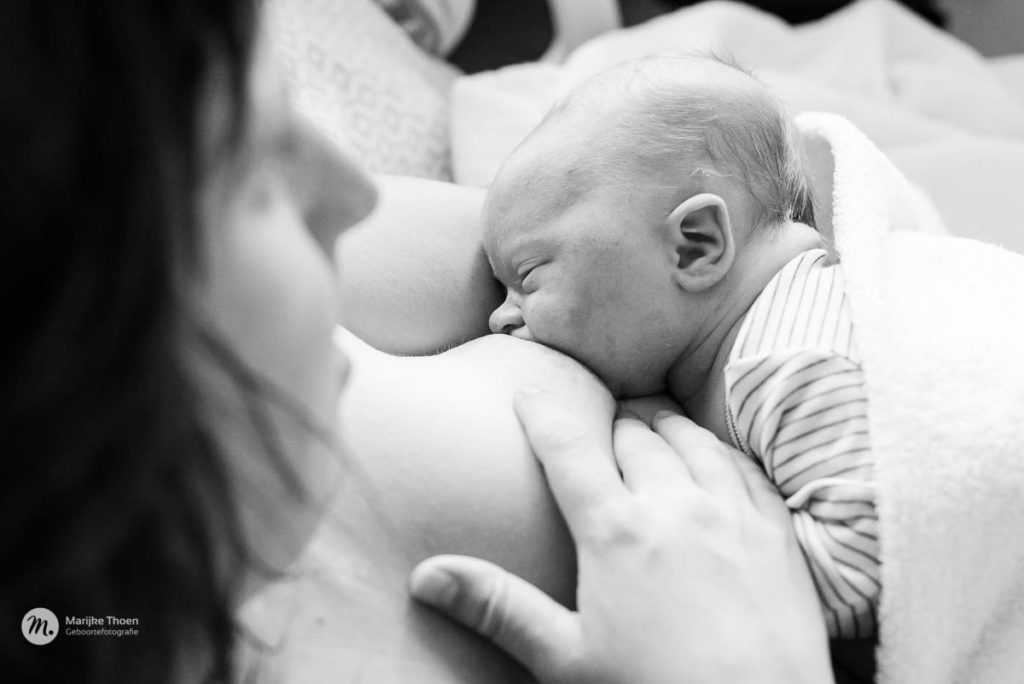 borstvoedingsdfoto, bortsvoedingsfoto's, bortsvoedingsshoot, borstvoedingsfotografie, studiosessie borstvoeding