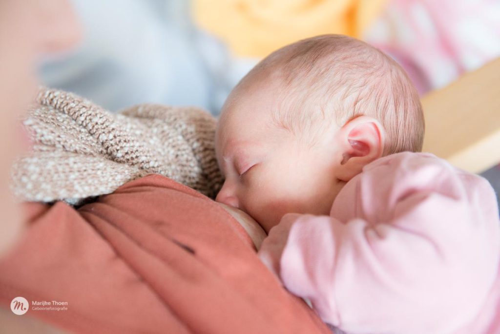 borstvoedingsdfoto, bortsvoedingsfoto's, bortsvoedingsshoot, borstvoedingsfotografie, studiosessie borstvoeding